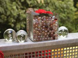 Gartendeko mit Glaskugeln und Streudeko